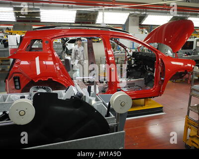 Arbeiter am Fließband der PSA Dongfeng PKW-Werk von Chengdu (China) Stockfoto