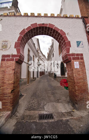 Arc mit Ziegelrot, wird oben der Name der Casarabonela, am Eingang des Dorfes, Casarabonela, Malaga, Andalusien, Spanien Stockfoto