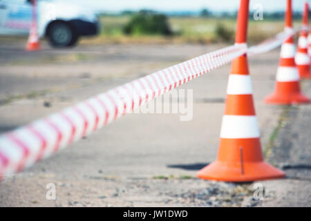 Fechten Tape und Straße Kegel Stockfoto