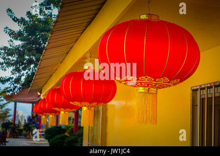 Nahaufnahme von roten Japanesse Lampen an zehn tausend Buddhas Monastery in Sha Tin, Hongkong, China. Stockfoto