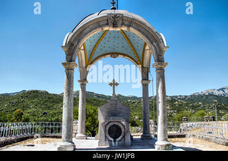 Cetinje, Montenegro - Mausoleum des montenegrinischen Prince - Bischof Danilo Petrovic an Berg den Namen "Eagle Rock (Orlov krs) Stockfoto