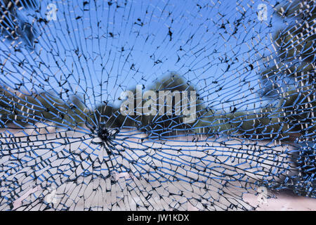 Blick durch zertrümmerte Auto Tür fenster aus Fahrzeug Einbruch. Stockfoto