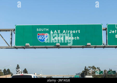 LAX Airport und Long Beach overhead Autobahnzeichen auf der Interstate 405 in Los Angeles, Kalifornien. Stockfoto