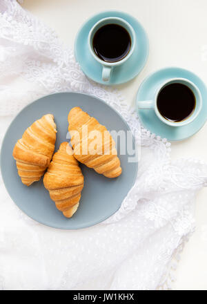 Tasse Kaffee mit croissant Stockfoto