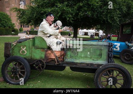 Rennwagen Paris nach Wien Oldtimer-Fahrer Open Top Oldtimer-Rennfahrer gewinnen Sieger Speed Slow hat Vehicle Racing Car Stockfoto