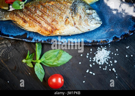 Gegrilltes Fischgericht gebratene Fisch und Gemüse jpg Stockfoto