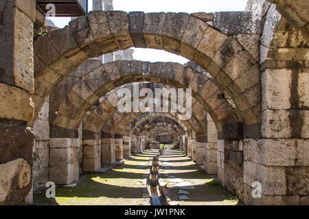 Ruinen und historischer Platz in der Agora von Smyrna antike Stadt in Izmir, Türkei. Stockfoto