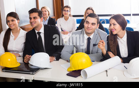 Professionelle spanische Architekten in erweiterte Schulungen im Unterrichtsraum Stockfoto