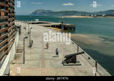 Blick auf die Promenade von Santoña, mit historischen und alten Kanone aus der Stierkampfarena, Kantabrien, Spanien Stockfoto