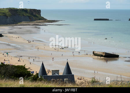 Arromanches-les-Bain, Cavados, Normandie, Frankreich. August 2017 Überreste des Zweiten Weltkriegs Mulberry Hafen am Strand von Arromanches. Bei Ebbe Stockfoto