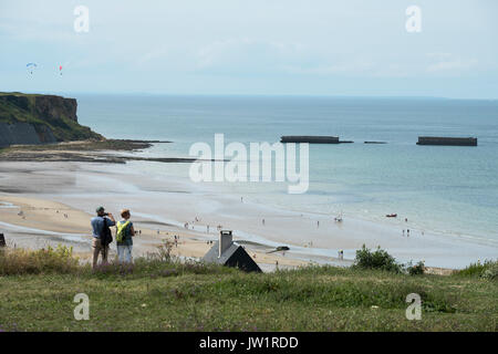 Arromanches-les-Bain, Cavados, Normandie, Frankreich. August 2017 Überreste des Zweiten Weltkriegs Mulberry Hafen am Strand von Arromanches. Bei Ebbe Stockfoto