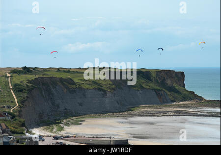 Arromanches-les-Bain, Cavados, Normandie, Frankreich. August 2017 Überreste des Zweiten Weltkriegs Mulberry Hafen am Strand von Arromanches. Bei Ebbe Stockfoto