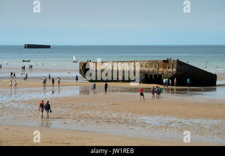 Arromanches-les-Bain, Cavados, Normandie, Frankreich. August 2017 Überreste des Zweiten Weltkriegs Mulberry Hafen am Strand von Arromanches. Bei Ebbe Stockfoto