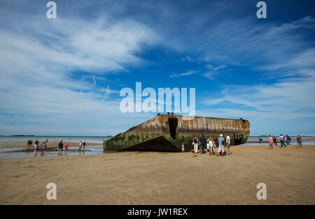 Arromanches-les-Bain, Cavados, Normandie, Frankreich. August 2017 Überreste des Zweiten Weltkriegs Mulberry Hafen am Strand von Arromanches. Bei Ebbe Stockfoto