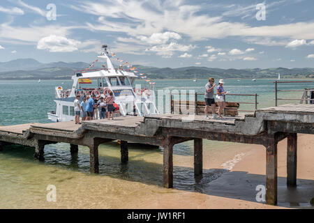 Touristen, die sich in der Fähre zwischen Santona und Laredo in Kantabrien, Nordspanien Stockfoto