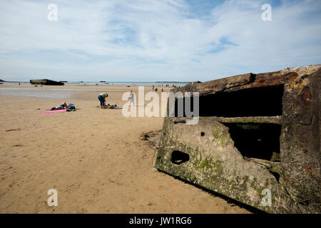 Arromanches-les-Bain, Cavados, Normandie, Frankreich. August 2017 Überreste des Zweiten Weltkriegs Mulberry Hafen am Strand von Arromanches. Bei Ebbe Stockfoto