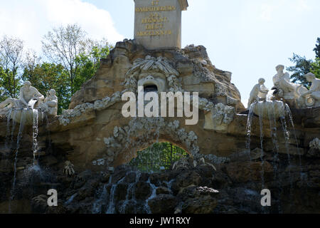 Wien, ÖSTERREICH - Apr 30th, 2017: Ansicht der Obeliskbrunnen Obeliskbrunnen im öffentlichen Park von Schloss Schönbrunn Stockfoto