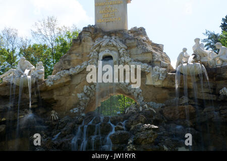 Wien, ÖSTERREICH - Apr 30th, 2017: Ansicht der Obeliskbrunnen Obeliskbrunnen im öffentlichen Park von Schloss Schönbrunn Stockfoto