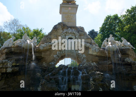 Wien, ÖSTERREICH - Apr 30th, 2017: Ansicht der Obeliskbrunnen Obeliskbrunnen im öffentlichen Park von Schloss Schönbrunn Stockfoto