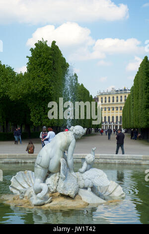 Wien, ÖSTERREICH - Apr 30th, 2017: Venus Brunnen in Schönbrunn Gärten. Schloss Schönbrunn Gardens sind einer der wichtigsten historischen Orte in Österreich. Die ehemalige kaiserliche 1441 - Zimmer Rokoko Sommerresidenz Sissi Kaiserin Elisabeth von Österreich, Schloss Schönbrunn, im Hintergrund Stockfoto