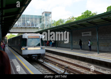 Wien, ÖSTERREICH - Apr 30th, 2017: der U-Bahn Station und wartenden Fahrgäste für die ANKOMMENDEN U-Bahn am Schloss Schönbrunn Stockfoto