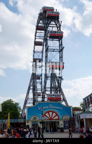 Wien, ÖSTERREICH - Apr 30th, 2017: berühmte und historische Riesenrad Wien Prater genannten Wurstelprater während ein bewölkter Tag Stockfoto