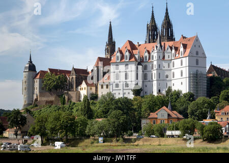 Die hoch aufragenden gotischen Albrechtsburg Castle und Meissen Kathedrale am Ufer der Elbe Stockfoto