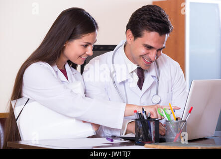 Fragen Intern Beratung von medizinischen Betreuer an der Klinik Rezeption Stockfoto