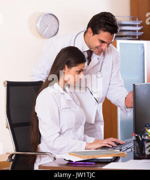 Junge intern fragen Beratung von Arzt an der Klinik Rezeption Stockfoto