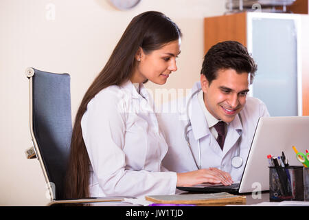 Junge intern fragen Beratung von medizinischen Betreuer an der Klinik Rezeption Stockfoto