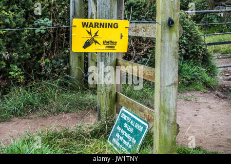 Warnzeichen für Hotline elektrische Fechten, um streunende Vieh. Sennen, Cornwall, England, Großbritannien. Stockfoto