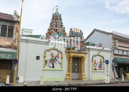 Penang George Town ist berühmt für seine kulturelle Vielfalt hier gesehen einen hinduistischen Tempel Sri Mahamariamman zwischen den Geschäften an der Jalan Masjid Kapitan Keling gepresst. Stockfoto