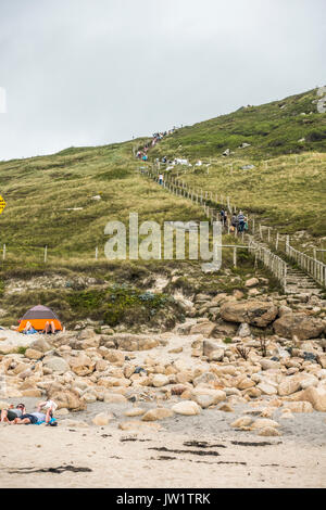 Menschen auf dem steilen Weg zu Gwynver Strand, in der Nähe von Penzance, Cornwall, England, Großbritannien. Stockfoto