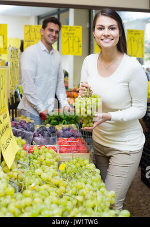 Gerne europäische Paar kaufen frische Früchte der Saison im Markt Stockfoto