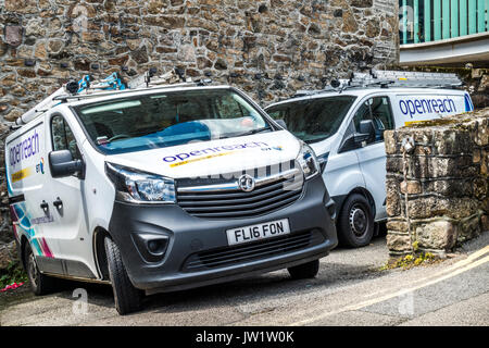 Zwei BT Openreach Transporter in Penzance, Cornwall, England, Großbritannien geparkt. Stockfoto