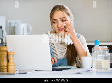Müde weibliche Freiberufler in häusliche Küche Stockfoto