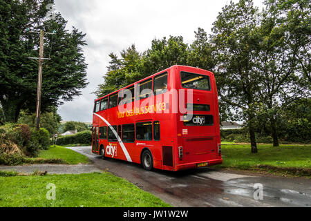 Rot Nr. 46 Double Decker Bus in Lydford, in der Nähe von Okehampton, Devon, England, UK. Stockfoto