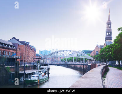 Speicherstadt Speicherstadt in Hamburg über Zollkanal Kanal gesehen mit der Elbphilharmonie im Hintergrund Stockfoto