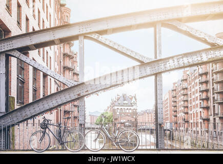 Fahrräder gegen Eisen Handlauf auf einer Brücke in der Speicherstadt Die Speicherstadt in Hamburg geparkt, Deutschland Stockfoto