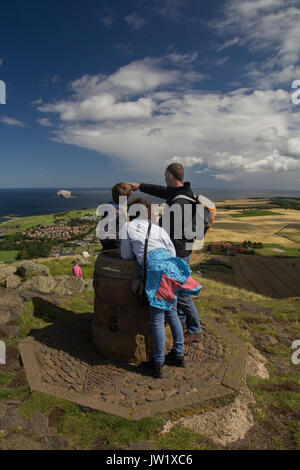 Familie der Wanderer genießen Aussicht vom Gipfel von Berwick Gesetz, North Berwick Stockfoto