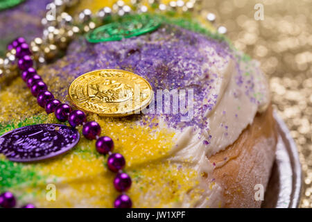 König Kuchen auf Gold Glitzer Stockfoto