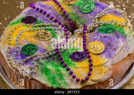 König Kuchen auf Gold Glitzer Stockfoto