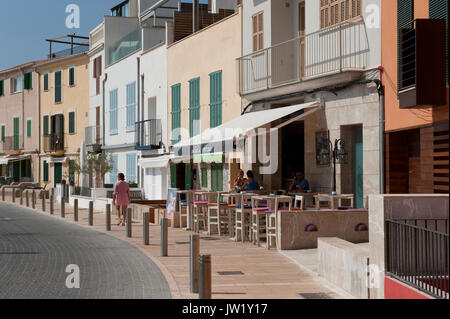 Bunte Häuser am Strand in der Nähe von Portixol, Palma De Mallorca, Spanien Stockfoto