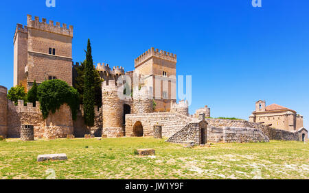 Mittelalterliche Burg von Ampudia im sonnigen Sommertag. Palencia, Kastilien und Leon, Spanien Stockfoto