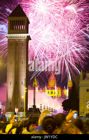 BARCELONA, SPANIEN - 24. SEPTEMBER 2015: Feuerwerk in Barcelona. Licht- und Musikshow an der Abschlussfeier von La Merce Festival Stockfoto