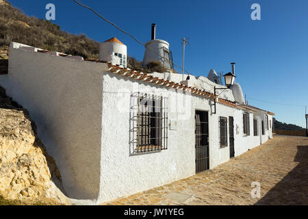 Straße in der Stadt mit Wohnung Häuser in Berg. Chinchilla de Monte-Aragon Stockfoto