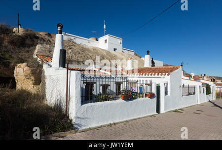 Straße mit Wohnhöhlen in Berg. Chinchilla de Monte-Aragon, Albacete, Spanien Stockfoto