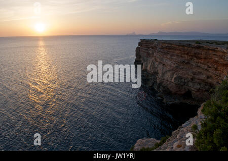 Sonnenuntergang Blick auf Es Vedrá und Ibiza Küste von Punta Rasa Klippen auf Formentera (Balearen, Spanien) Stockfoto