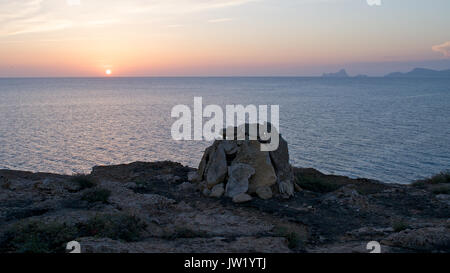 Sonnenuntergang Blick auf Es Vedrá und Ibiza Küste von Punta Rasa Klippen auf Formentera (Balearen, Spanien) Stockfoto