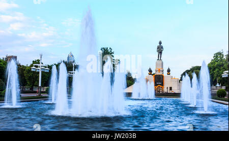 Bangkok, Thailand - 30. Juli 2017: Die Statue von König Rama VI. am Eingang der Lumpini Park, Bangkok, Thailand. Die Statue wurde 1942 als trib Stockfoto